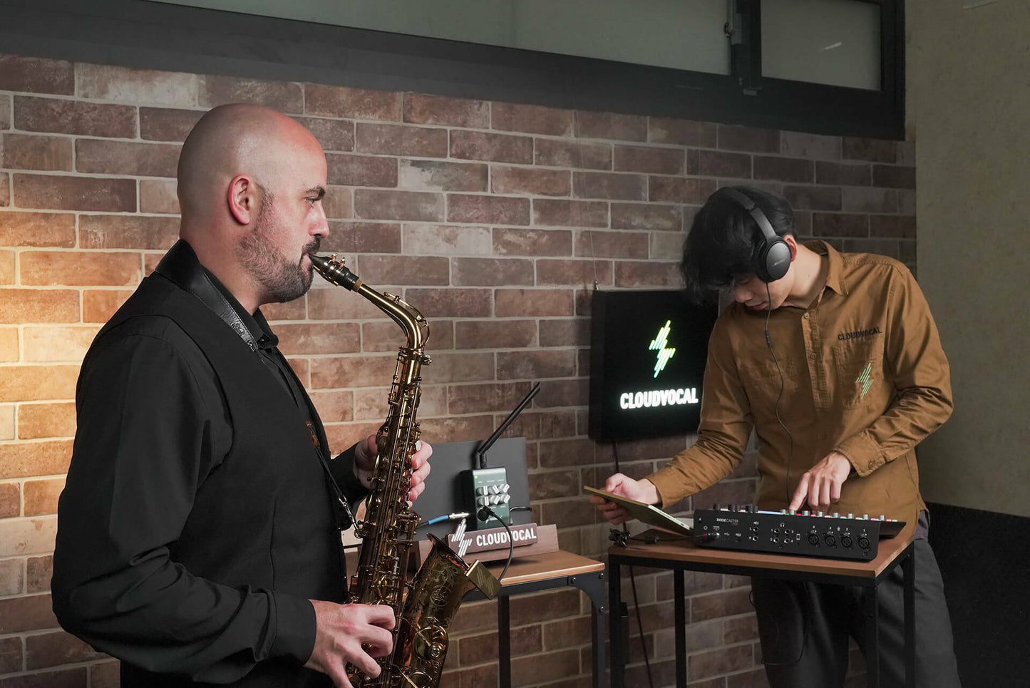 iSolo LITE All-in-one Mic Wireless System for Saxophone & Winds